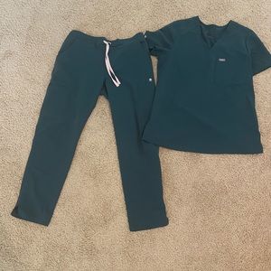 Figs scrubs. Caribbean blue. Top: small. Bottoms: small petite.